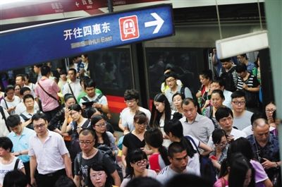 昨日晚高峰，地铁八通线四惠站，乘客排队走出地铁。新京报记者 薛珺 摄