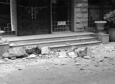 10楼顶掉水泥块砸坏了车吓坏了人