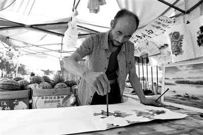 燕宝花园门前有位混搭奇人