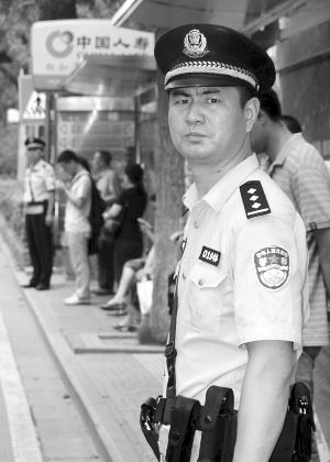 民警在公交车站巡逻 通讯员供图
