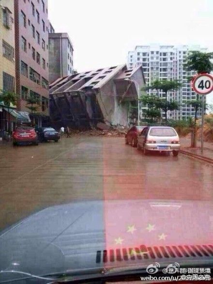 2014年7月19日，遭受超强台风“威马逊”肆虐后的海口全城街头满目疮痍，树木被吹倒、汽车被压。