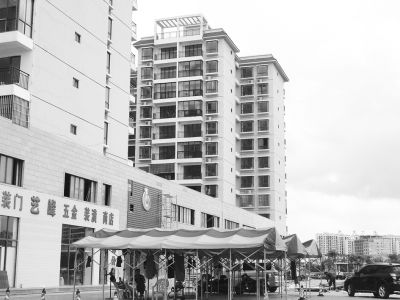 3清洁工乘电梯遇停电1人坠亡