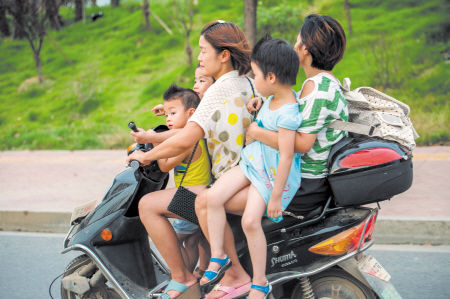 骑电动车带孩子上路,危险!