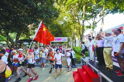 8月17日,"跑步上中环"活动的参与者们从维多利亚公园出发.新华社发