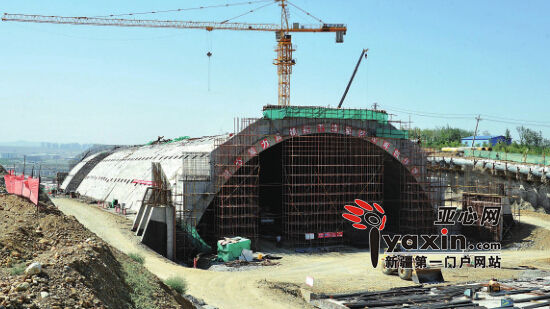 拱圈最后一跨合龙,意味着整个工程难度最大的拱桥(明挖隧道)主体施工