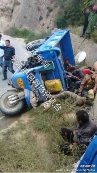 甘肃环县载客农用三轮车发生侧翻已致8人死亡