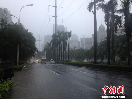 中秋假期遭遇热带低压 暴雨袭椰城海口