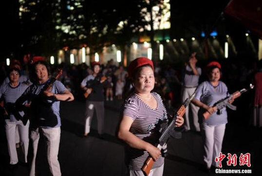 6月30日,北京东直门,广场舞爱好者。 中国大妈催生大妈经济 媒评得大妈者得天下
