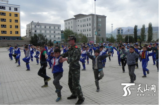 新疆阿合奇县团结小学特邀县人武部3名军事技术过硬的官兵走进校园