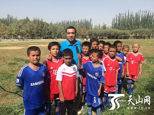新疆质监局住村干部为农村娃捐赠足球队服