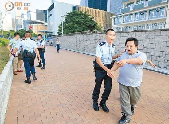 警方护送港独分子张汉贤离开。来源:观察者