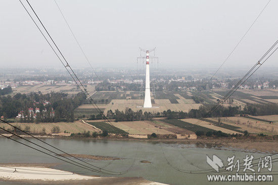 湖北电力部门高空揽月带电更换绝缘子串