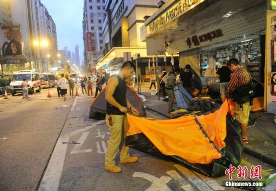 香港警方旺角移除占中障碍物