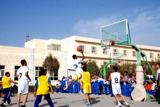 库尔勒垦区中学校园篮球赛在三十团中学举行