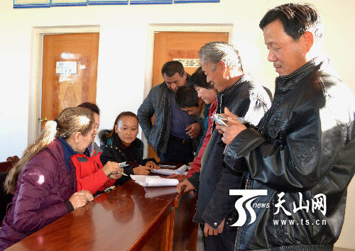 新疆裕民县农民喜领政策性农业保险补贴款