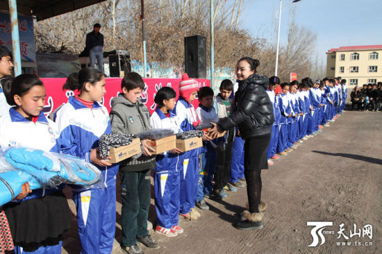 阿克陶县巴仁乡中学教师捐助家庭经济困难学生
