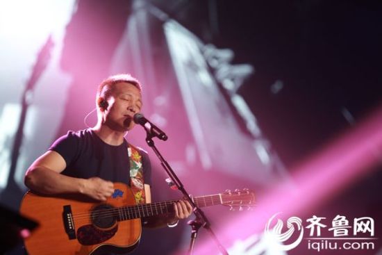 许巍济南演唱会:35首经典激起N次万人大合唱