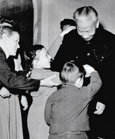 1960年，刘少奇和索尼娅、阿廖沙姐弟。阿廖沙 供图