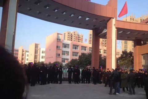 淮北一中学墙塌压死5学生 篮球赛期间围墙整面