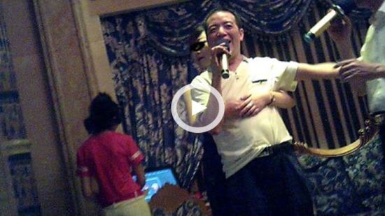 <em>福州</em>一<em>官员</em>26张夜店<em>不雅照</em>流出 激吻摸臀尺度