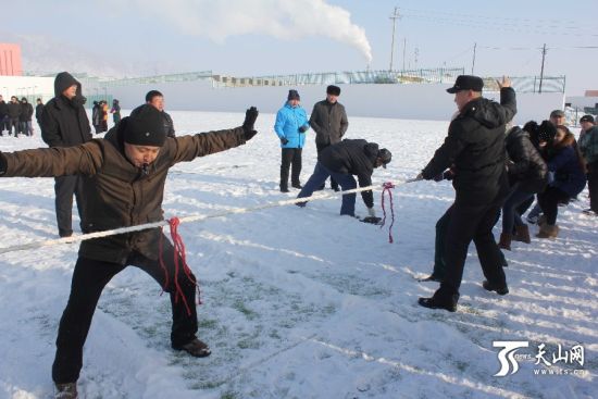 新疆富蕴县举办“冰雪寒极 魅力富蕴”中小学教师拔河比赛