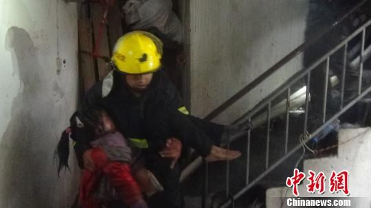 福州一民房失火消防员冲入火场救出三名孩子
