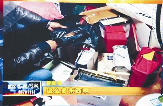 电视问政现场播放的暗访短片，曝光江汉区卫计委主任在办公室堆放大量礼品 