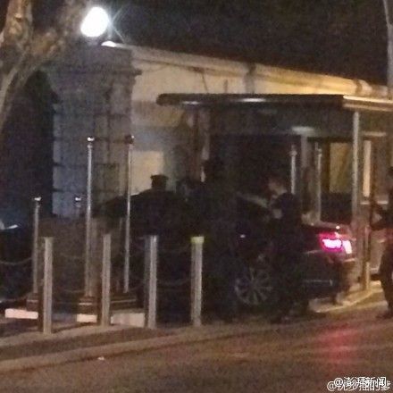 12日22时30分许,美国驻上海总领事馆位于乌鲁木齐路的大门遭黑色轿车冲撞,造成一名执勤武警哨兵受伤,一度昏迷,但送医后已清醒。/ 12日22时30分许,美国驻上海总领事馆位于乌鲁木齐路的大门遭黑色轿车冲撞,造成一名执勤武警哨兵受伤,一度昏迷,但送医后已清醒。