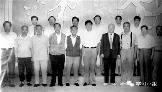 老照片:1995年,习近平与中国足坛元老史万春、年维泗等人合影。 老照片:1995年,习近平与中国足坛元老史万春、年维泗等人合影。