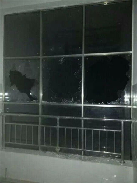 学校食堂打饭窗口仅一个，学生排 1 小时