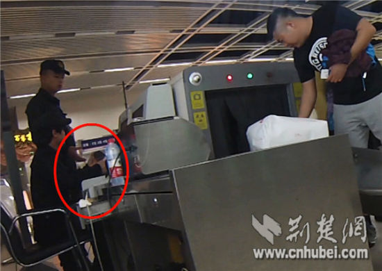 武汉地铁个别安检形同虚设 安检员在岗玩手机