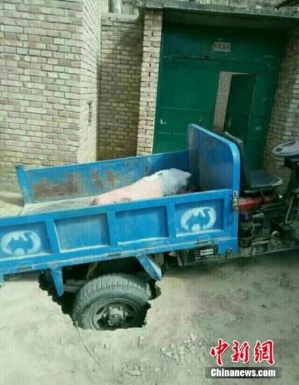 图为地震后,三轮车陷进裂缝。钟欣 摄 图为地震后,三轮车陷进裂缝。钟欣 摄