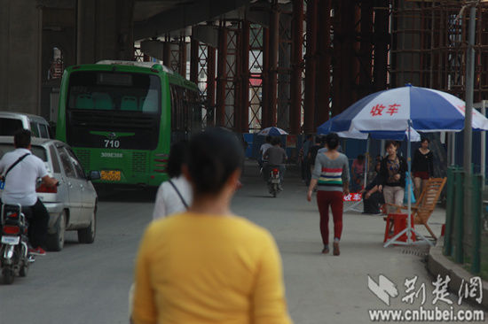 汉西二手车市场兔子扎堆 街边收车阻碍交通