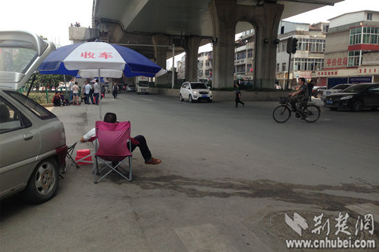 汉西二手车市场兔子扎堆 街边收车阻碍交通