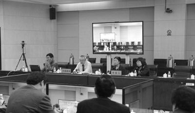 李树亭(正面衬衣者)在听证会上陈述申诉意见。图据山东高院官微 李树亭(正面衬衣者)在听证会上陈述申诉意见。图据山东高院官微