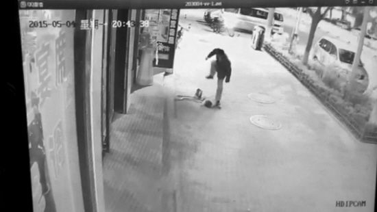 网曝陕西2岁 幼童 遭 男子狂殴 暴踩_新浪新闻