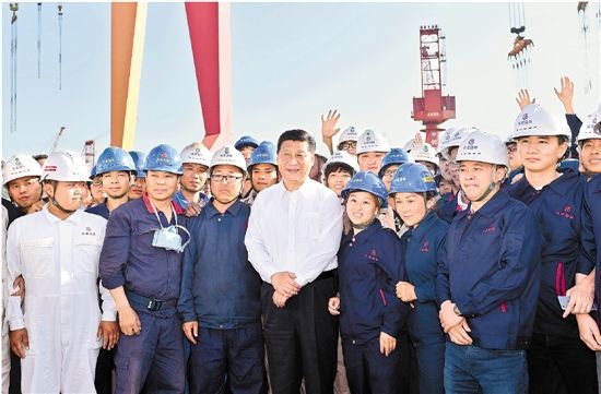 5月25日，习近平总书记在舟山长宏国际船舶修造有限公司考察时与建设者们合影。黄曙林 梁臻 摄