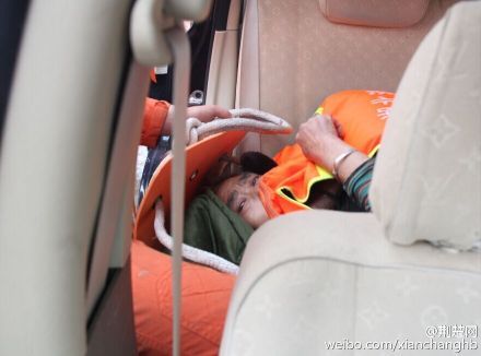 女乘客眼神极为惊恐 女乘客眼神极为惊恐