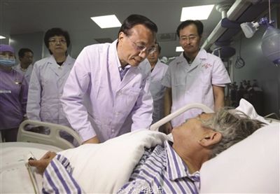 李克强总理到病房看望慰问了昨天获救的南京乘客朱红美。 新华网