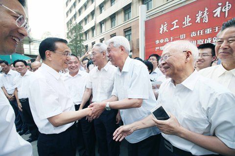 李克强15日考察中国核电工程公司时,老中青三代核电人争相向总理表示一定把“华龙一号”打造成世界一流核电品牌。图片来自中国政府网 李克强15日考察中国核电工程公司时,老中青三代核电人争相向总理表示一定把“华龙一号”打造成世界一流核电品牌。图片来自中国政府网