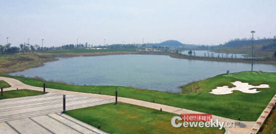 曾经的粉煤灰沉淀池已变成高尔夫球场内的8 个景观湖《中国经济周刊》记者 韩文 摄