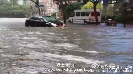 上海发暴雨橙色预警 近百条马路积水达膝盖|m