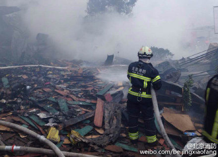 北京大红门起火木材厂明火被扑灭 无人员伤亡