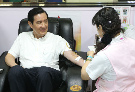 马英九前往捐血室献血 呼吁放宽献血年龄限制