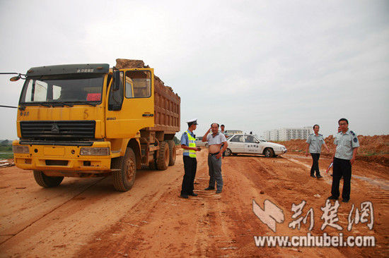 武汉天河机场周边渣土漏撒严重 城管呼吁施工