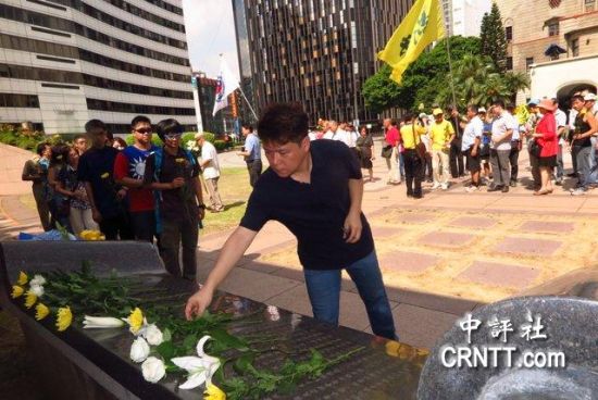 陈彦伯向对日抗战暨台湾光复纪念碑献花.