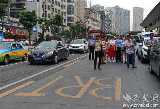 记者体验宜昌BRT 交警解答沿线交通出行问题