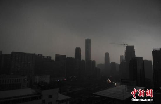 暴雨“接棒”高温成中国近期主流天气