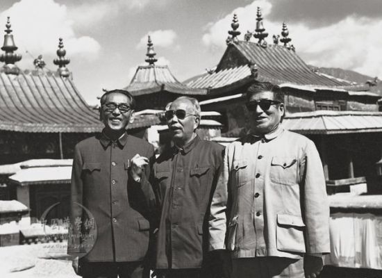 1980年5月30日,万里(中)参观布达拉宫。 1980年5月30日,万里(中)参观布达拉宫。