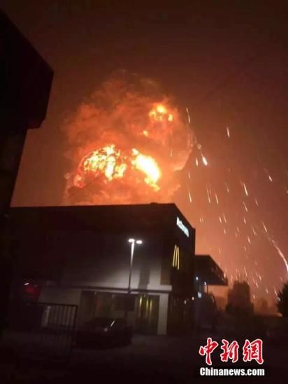 天津滨海新区爆炸火势已被控制两名消防员失联